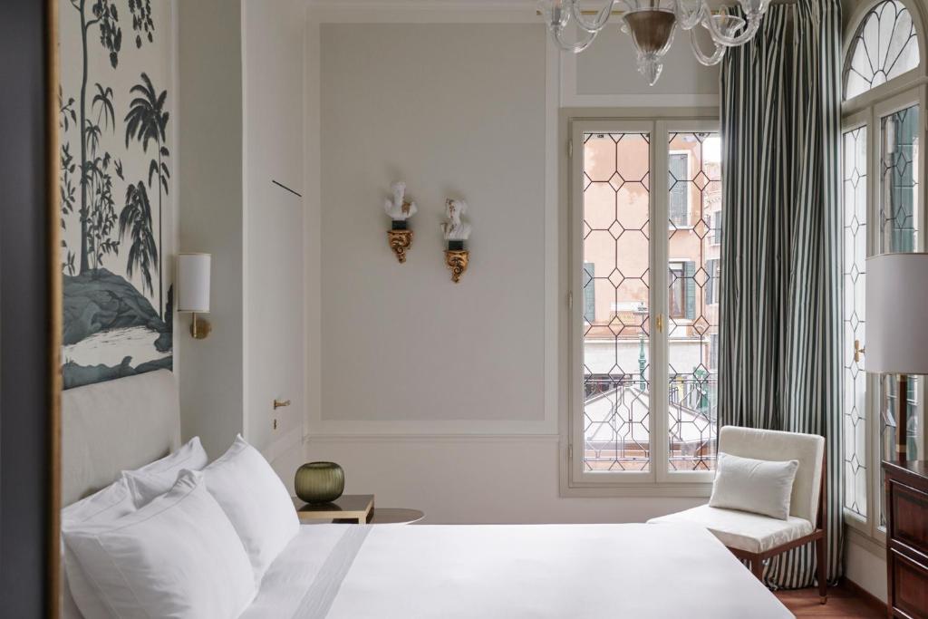 Violino d'Oro Venezia is an 18th-century building with  decorated rooms, overlooking the San Moisè Canal.