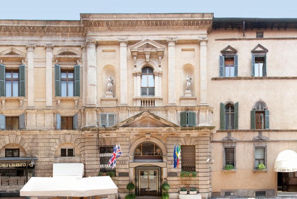 Situé dans le centre de Vérone, à seulement 350 mètres de l'aréna de Vérone, l'Hotel Accademia propose des chambres climatisées dans un emplacement pratique.