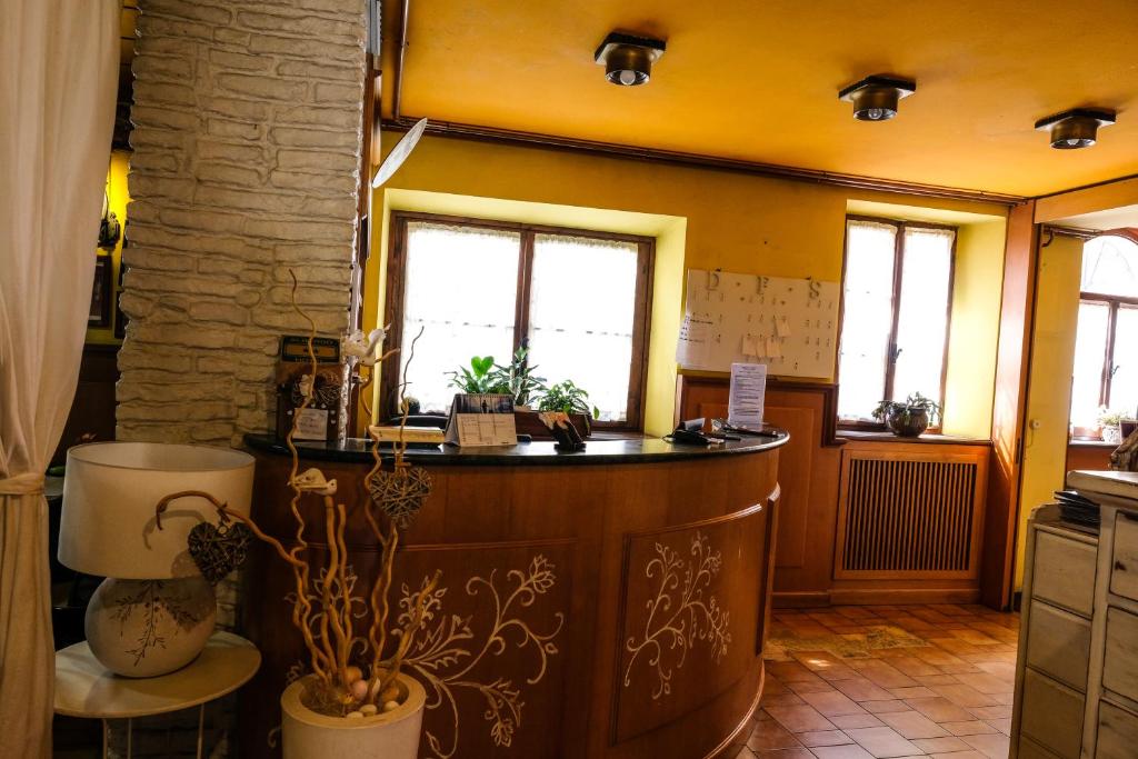 Locanda al Caminetto è un edificio storico nel centro di Monzambano, a 10 minuti di auto da Peschiera del Garda.