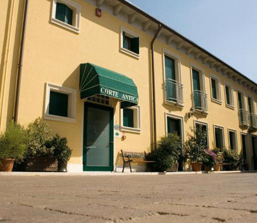 Situé à Villafranca di Verona, à 19 km du musée Castelvecchio, l'Albergo Corte Antica propose un hébergement avec connexion Wi-Fi gratuite et un parking privé gratuit.