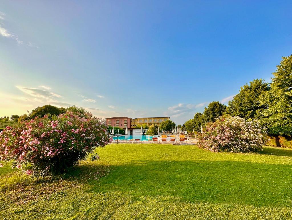 Doté d'une piscine extérieure, l'Hotel Bella Lazise propose des chambres dans la campagne paisible, à 1,5 km de Lazise et du lac de Garde.