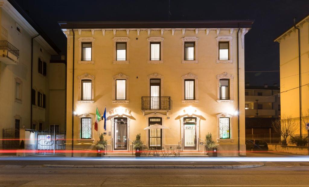 Featuring a garden and a snack bar, Hotel Fontana Verona is located next to the Borgo Trento Hospital in Verona. WiFi is free in public areas.