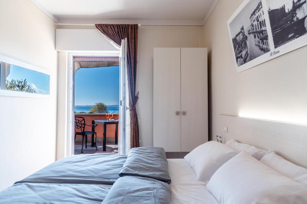 Located just 200m from the center of Lazise and a few steps from Lake Garda, hotel Cristina offers 8 modern rooms.