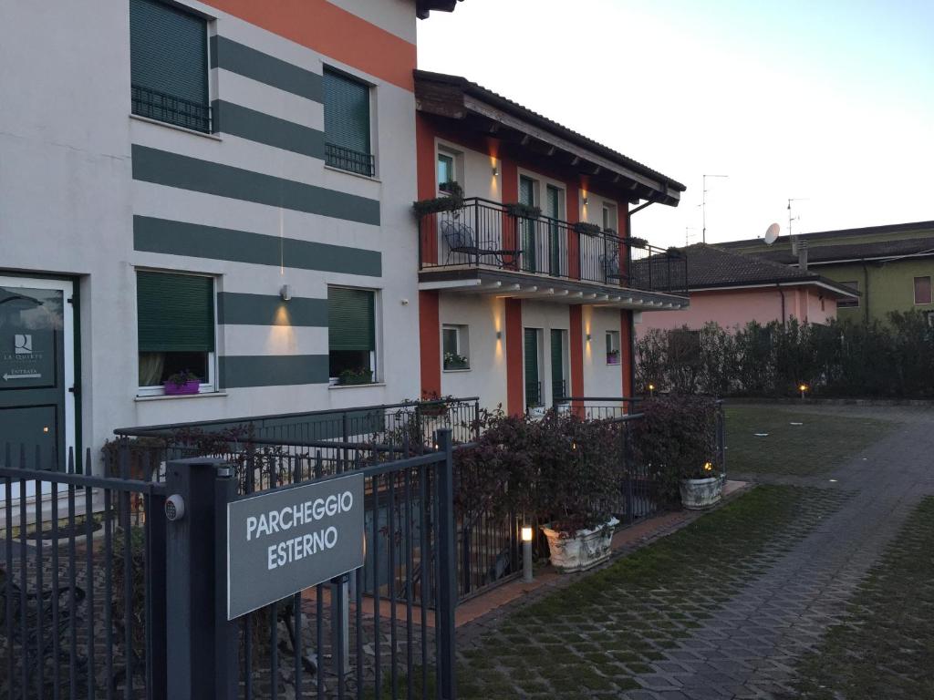 Albergo La Quiete is located in Oppeano, 23 km from Verona. Every room at this hotel is air conditioned and is equipped with a flat-screen TV.