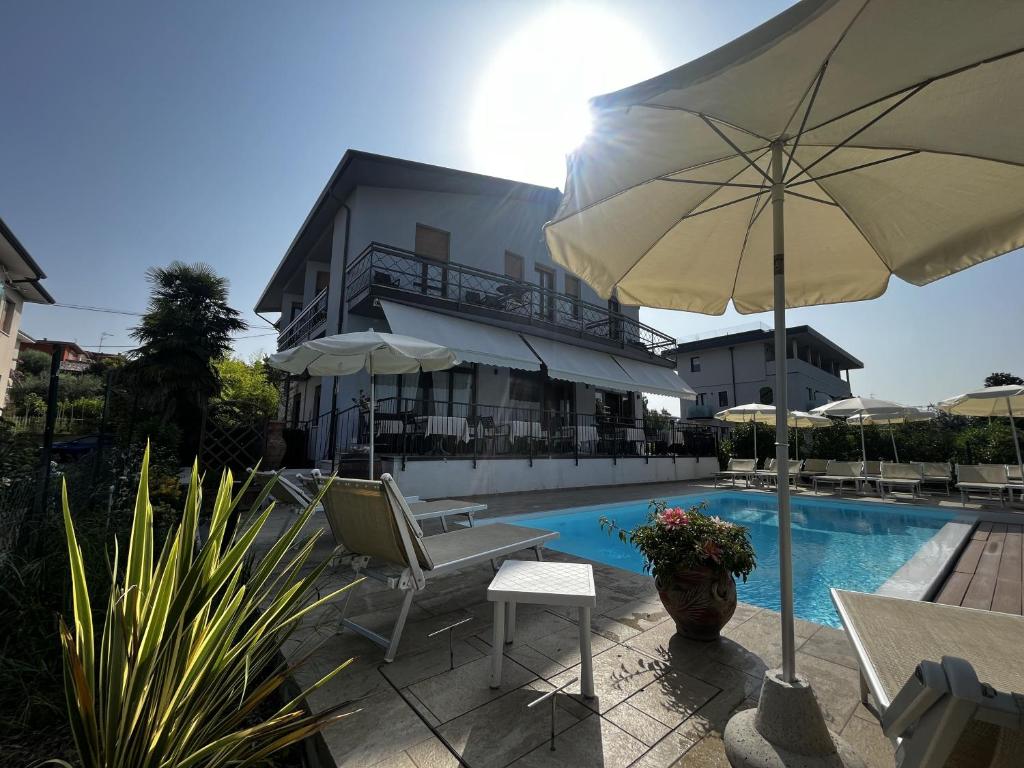 Das Hotel Renata erwartet Sie mit Blick auf den Gardasee in Lazise, 150 m vom Ufer entfernt.