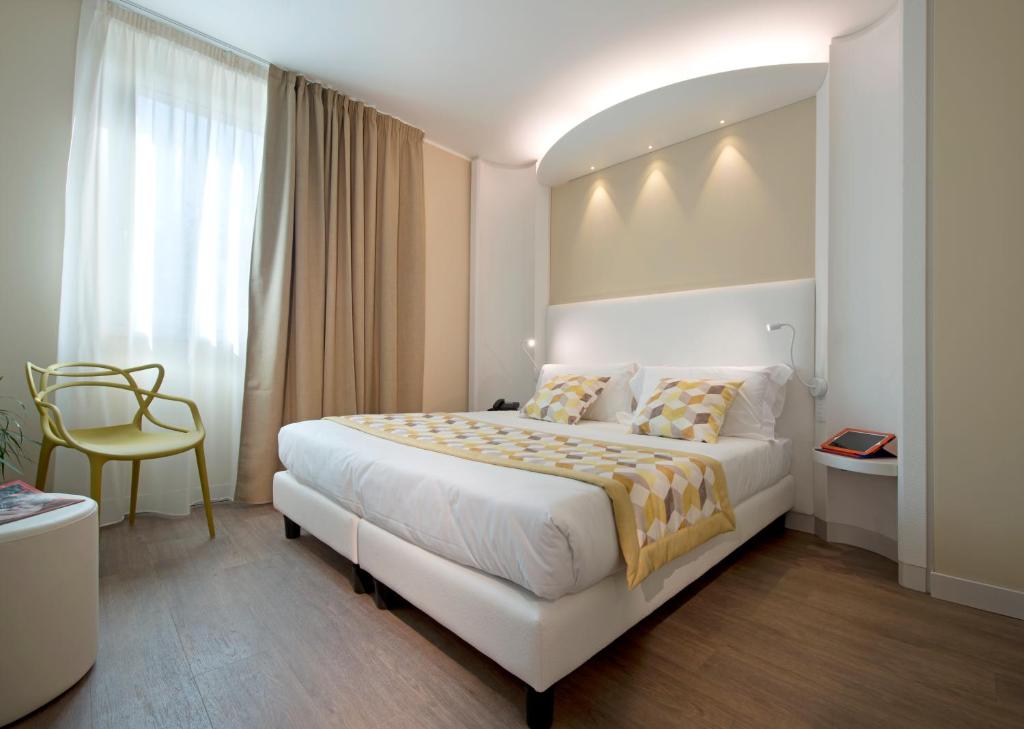 Set in the Porta Nuova district of Verona, Ark Hotel offers a 24-hour desk and free WiFi throughout the property. Piazza Bra and the Verona Arena are 1.