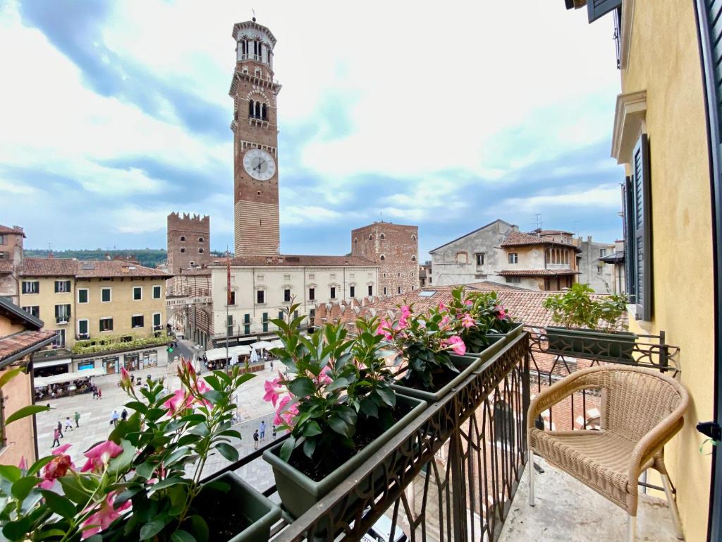 A soli 150 metri dal balcone di Giulietta, l'Hotel Aurora si affaccia su Piazza Erbe.