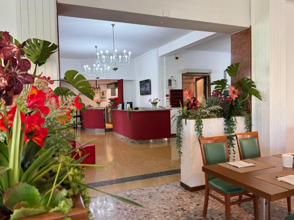 Situé à seulement 500 mètres du lac de Garde et à 5 minutes à pied de la gare de Peschiera del Garda, l'Hotel Bel Sito Peschiera propose des...