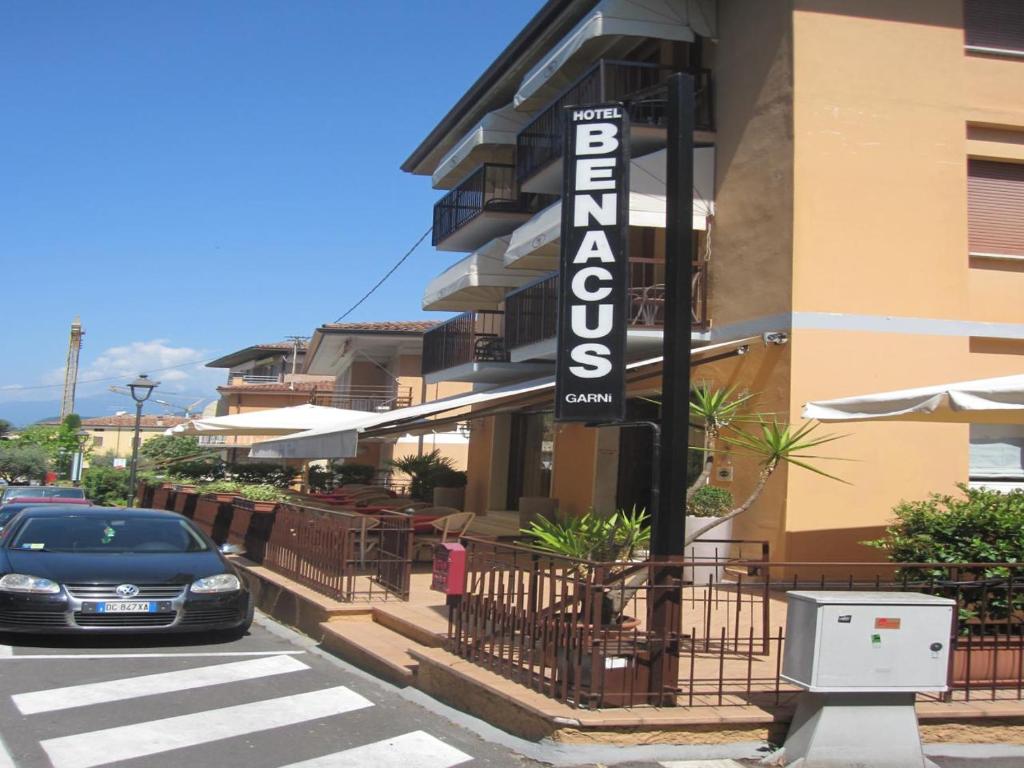 Situé dans la vieille ville de Bardolino, l'Hotel Benacus propose des chambres meublées classiquement avec une télévision par satellite à écran plat, un snack-bar et une terrasse commune.