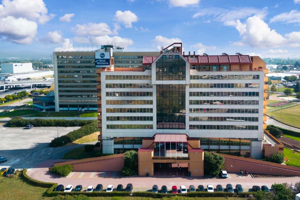 Situé juste à côté de l'autoroute A4, le Best Western CTC Hotel Verona propose un parking gratuit et une borne de recharge pour véhicules électriques.
