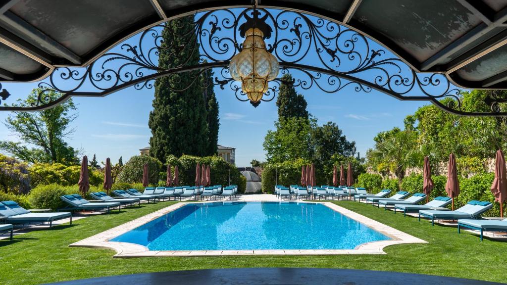 Offering luxurious rooms, a prestigious spa and a gourmet restaurant, this design hotel is set among fountains and flower-filled gardens in the...