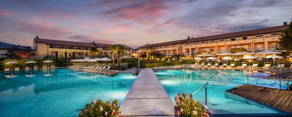 Offering 5 swimming pools, landscaped gardens and an extra-large Ayurveda and thermal spa, Hotel Caesius Thermae is set on the shore of Lake Garda.