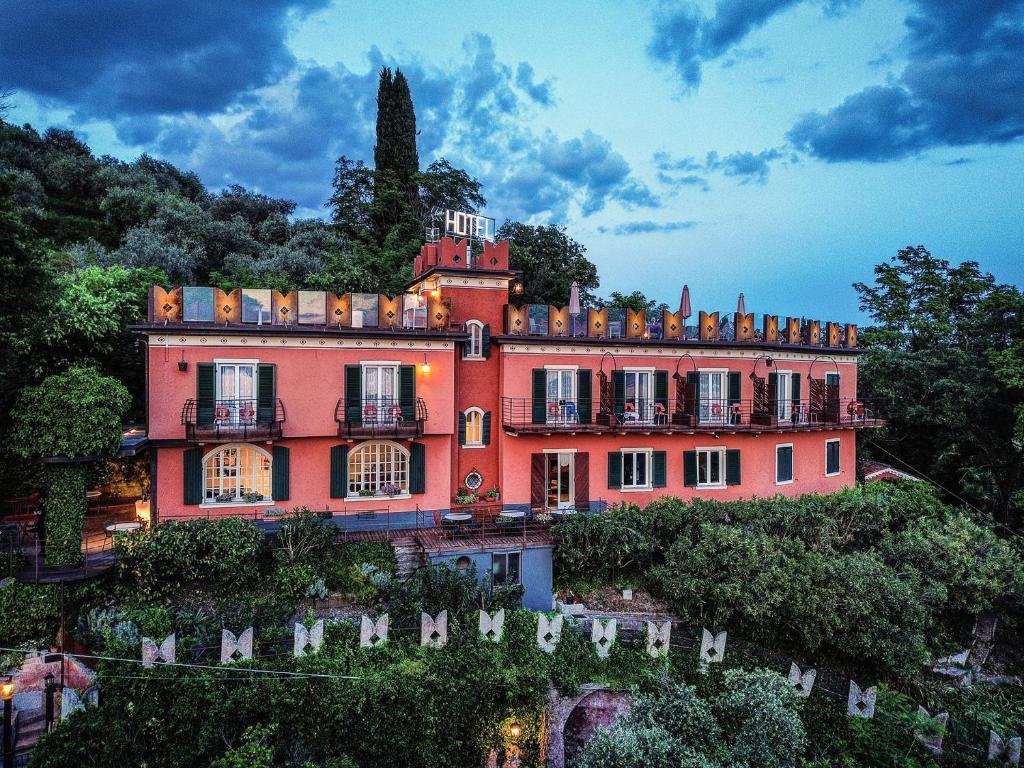 L'hôtel est situé à seulement 1700 mètres du centre historique et du lac de Lazise, et il est entouré de verdure avec une vue incomparable sur...