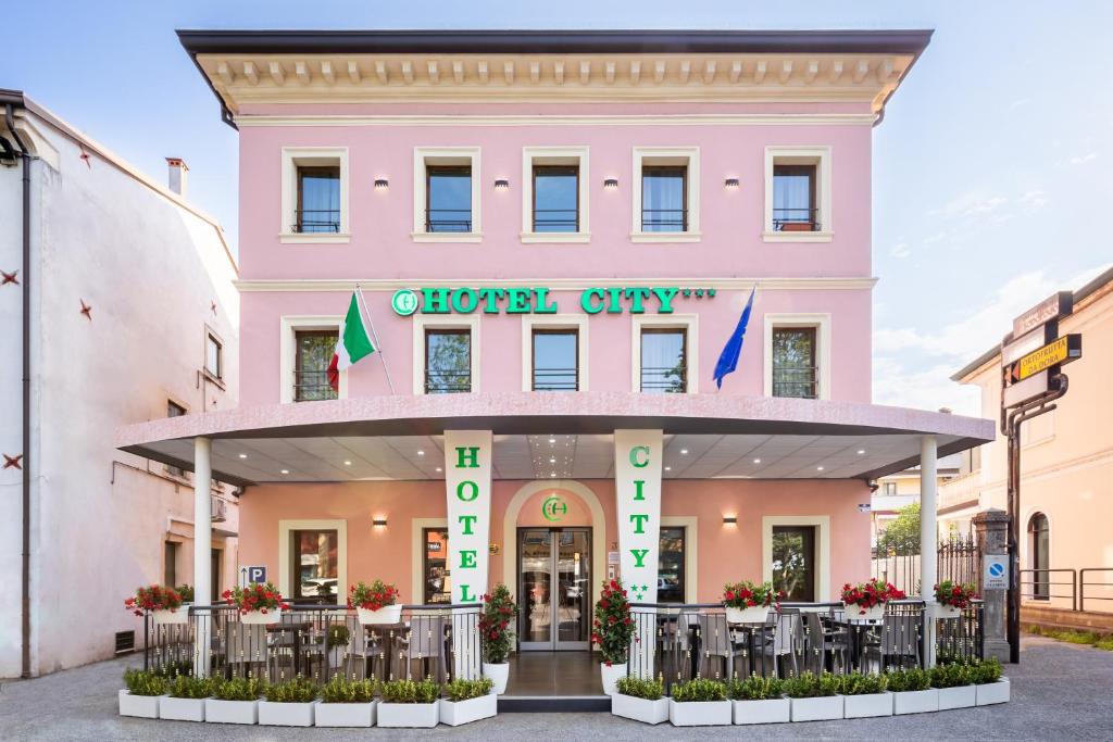Set in San Giovanni Lupatoto, this 3-star hotel offers free parking and classic rooms with air conditioning.