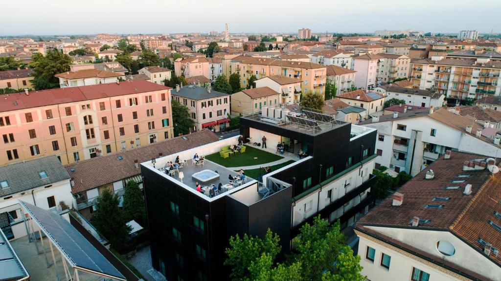 Corte Ongaro propose un jardin sur le toit avec un bain à remous et des chambres modernes avec un balcon dans un quartier calme de Vérone.
