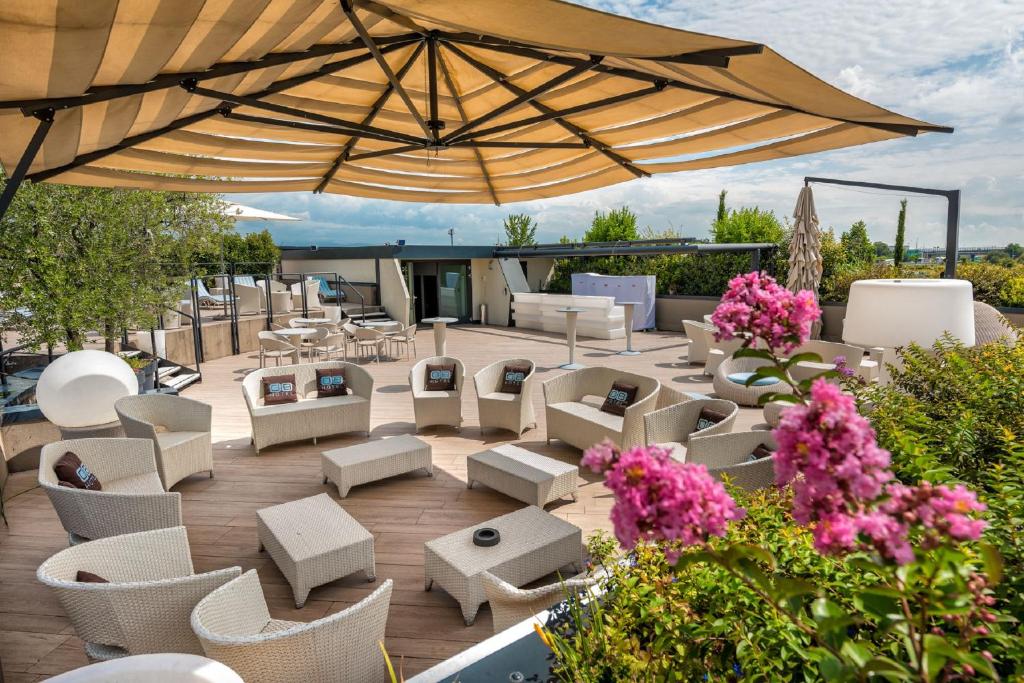 Only 1 km from Verona Airport, the DB Hotel provides a shuttle service to/from the terminals(it's a payment service).