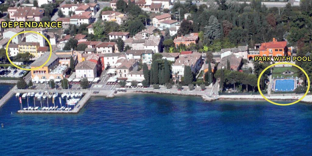 Set in Bardolino, 9.2 km from Gardaland, Hotel Vela d'Oro Dependence offers accommodation with a seasonal outdoor swimming pool, free private parking, a...