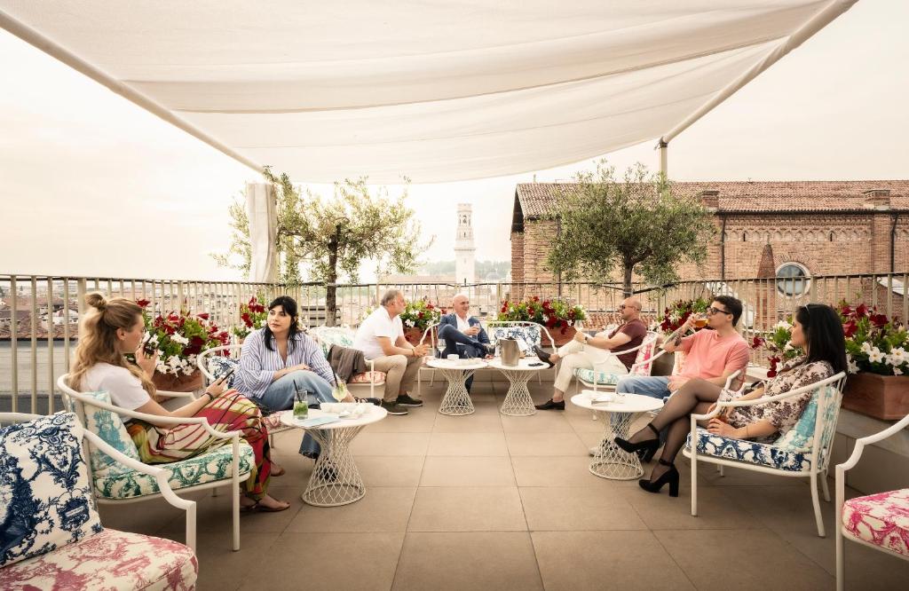Doté d'une grande terrasse sur le toit avec vue sur le centre historique, l'hôtel Due Torri offre luxe et élégance au cœur de Vérone, à côté de l'église...
