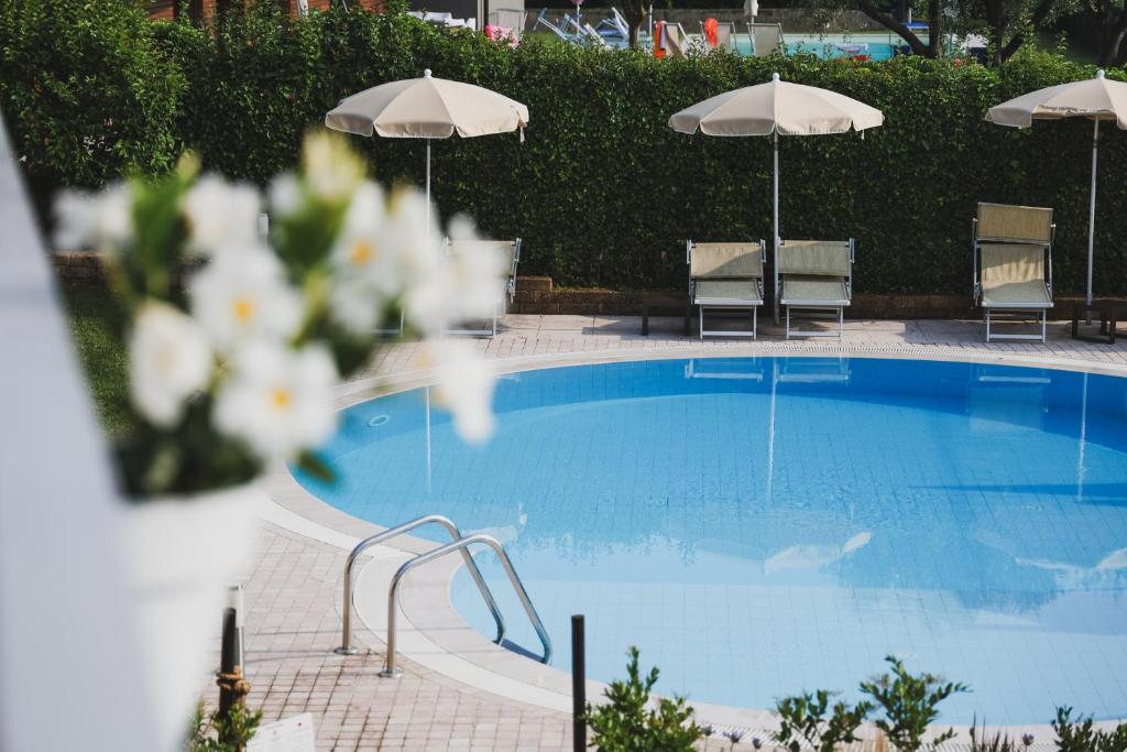 Situé à Bardolino, à 10 km de Gardaland, l'Hotel Eden propose un hébergement avec une piscine extérieure de saison, un parking privé gratuit, un...