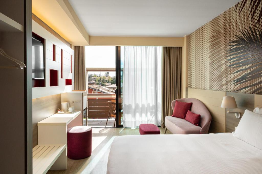 Offering an outdoor pool, terrace and fitness area, Enjoy Garda is set in the centre of Peschiera just 2 km from the Gardaland theme park.