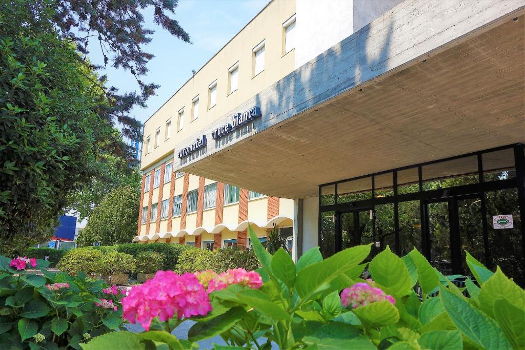 The Euromotel Croce Bianca is conveniently located at the edge of the city. It features complimentary car parking facilities and a free wi-fi.