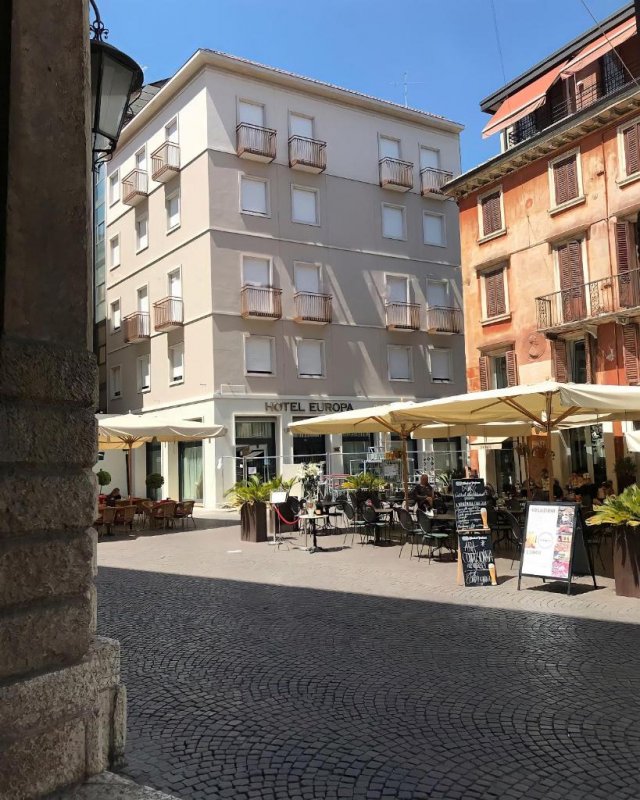 Hotel Europa is set in the historic heart of Verona, near the Roman Arena, the market in Piazza Erbe, and Juliet's house.