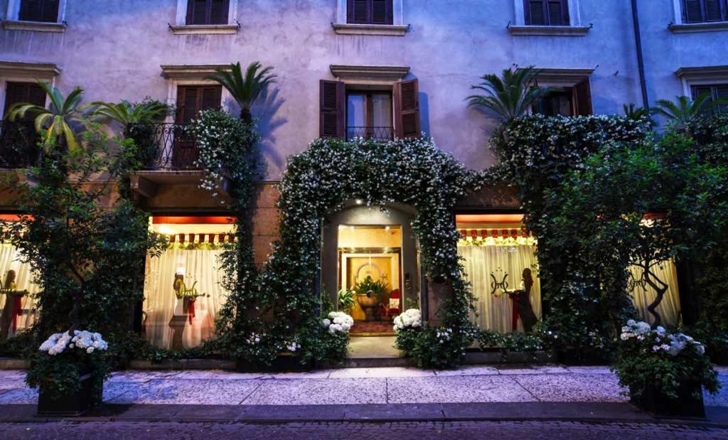 Situé au coin de Vérone, la plus charmante place Piazza delle Erbe, l'Hotel Gabbia D'Oro propose des chambres élégantes avec connexion Wi-Fi gratuite.