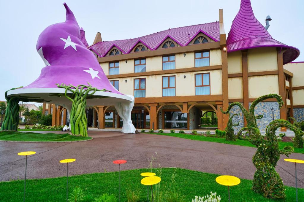 Situé à Castelnuovo del Garda, à seulement quelques pas du parc à thème de Gardaland et offrant un service de navette gratuit pour y arriver, le Gardaland Magic Hotel est...