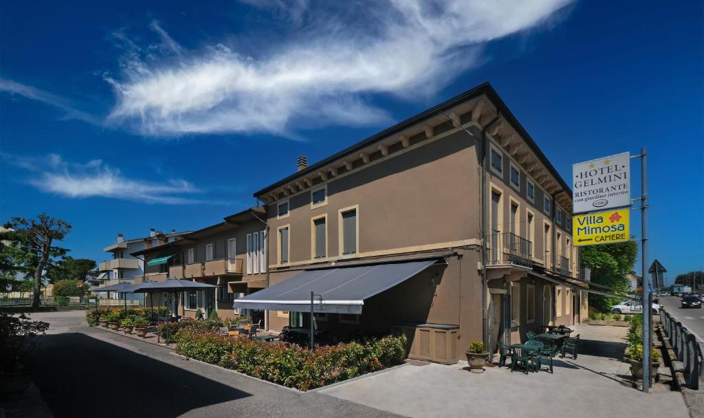 Offering air-conditioned rooms with a private bathroom, Hotel Gelmini is 10 minutes' drive from Verona Train Station and the city centre.