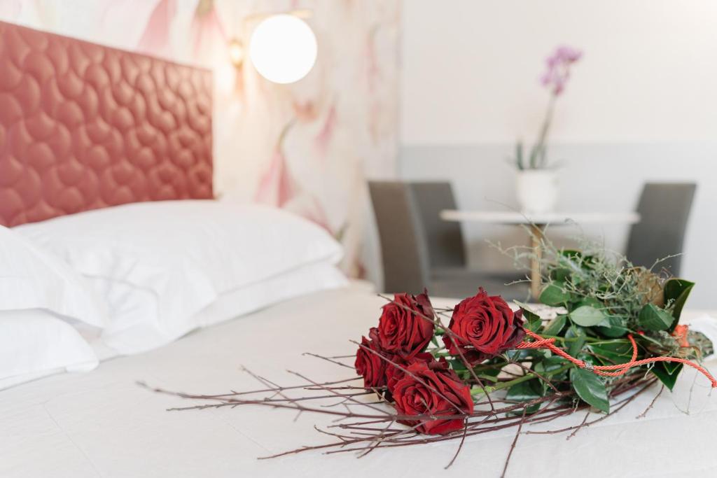 Doté d'une connexion Wi-Fi haute vitesse gratuite, l'Hotel Giulietta e Romeo se trouve à seulement 50 mètres de l'aréna Vérone et à 200 mètres de la place Piazza Brà.