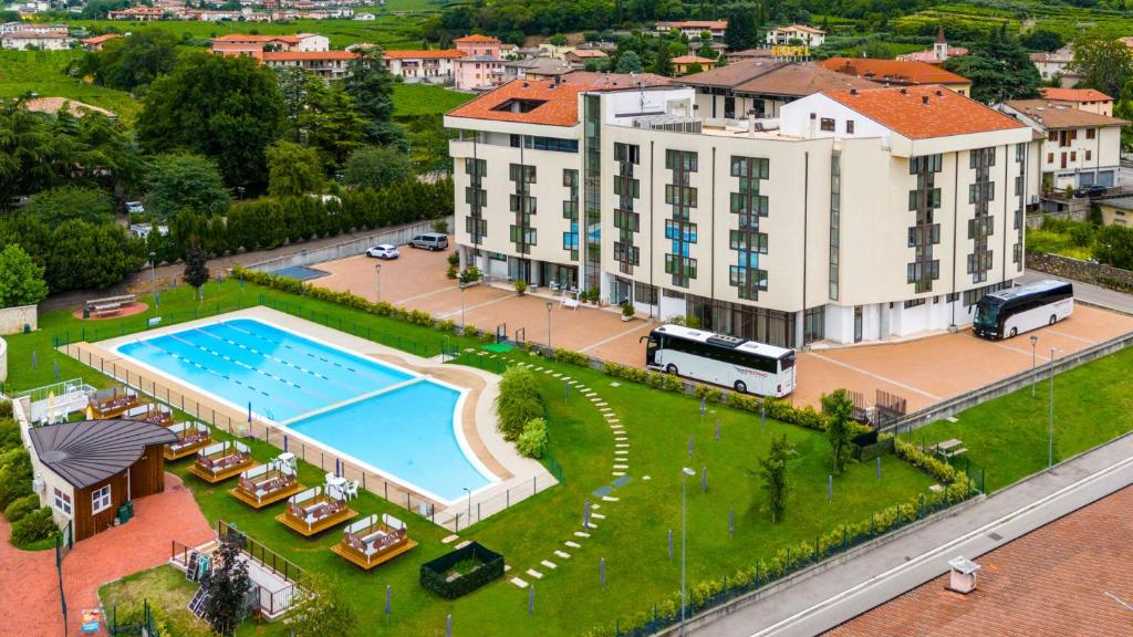 Situé à Negrar, à 10 km de la basilique San Zeno, le Kona Hotel Verona by Kleos Group Collection propose un hébergement avec piscine extérieure...