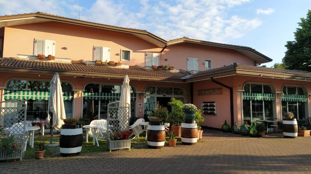 Situated in San Giovanni Lupatoto, 7.9 km from Piazza Bra, Hotel Ristorante alla Campagna features accommodation with free bikes, free private parking, a...