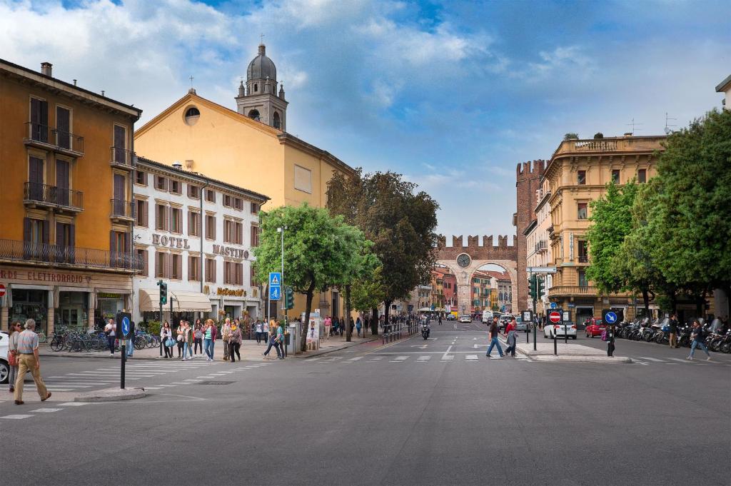 Situé à seulement 5 minutes à pied de la célèbre Verona Arena, l'Hotel Mastino est situé dans le centre de Verona. Il propose un hébergement moderne ou classique.