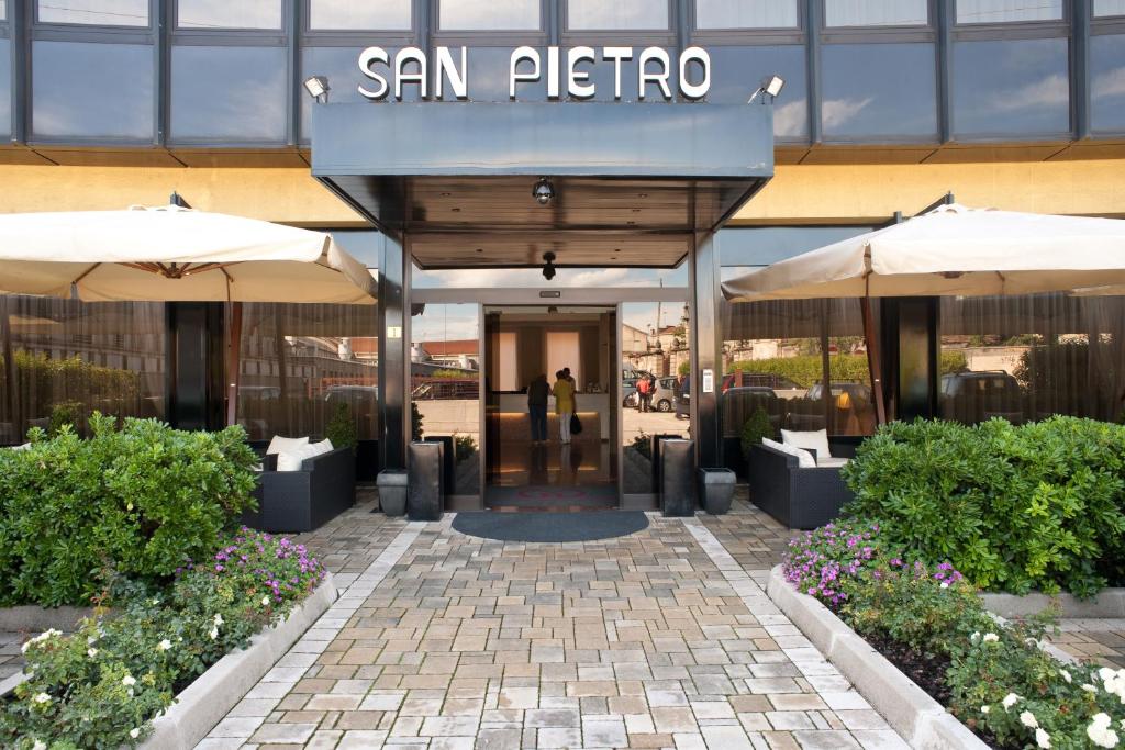 L'Hotel San Pietro propose une connexion Wi-Fi gratuite et un hébergement moderne à 400 mètres du centre des congrès de Veronafiere.