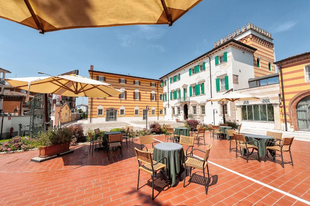 Offering a wellness area with covered swimming pool and a gourmet Italian restaurant, Malaspina is an elegantly restored villa in the town of Azzano, 10 km...