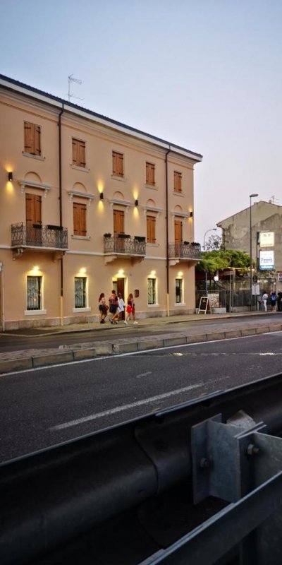 Set in Verona, 700 metres from San Zeno Basilica, Il Glicine offers accommodation with a garden, free private parking, a restaurant and a bar.