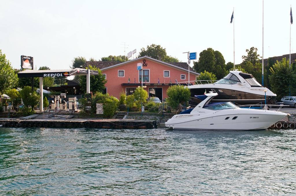 Das Hotel Johnson erwartet Sie mit Blick auf den Gardasee in Peschiera Del Garda, direkt an der Staatsstraße SR249.