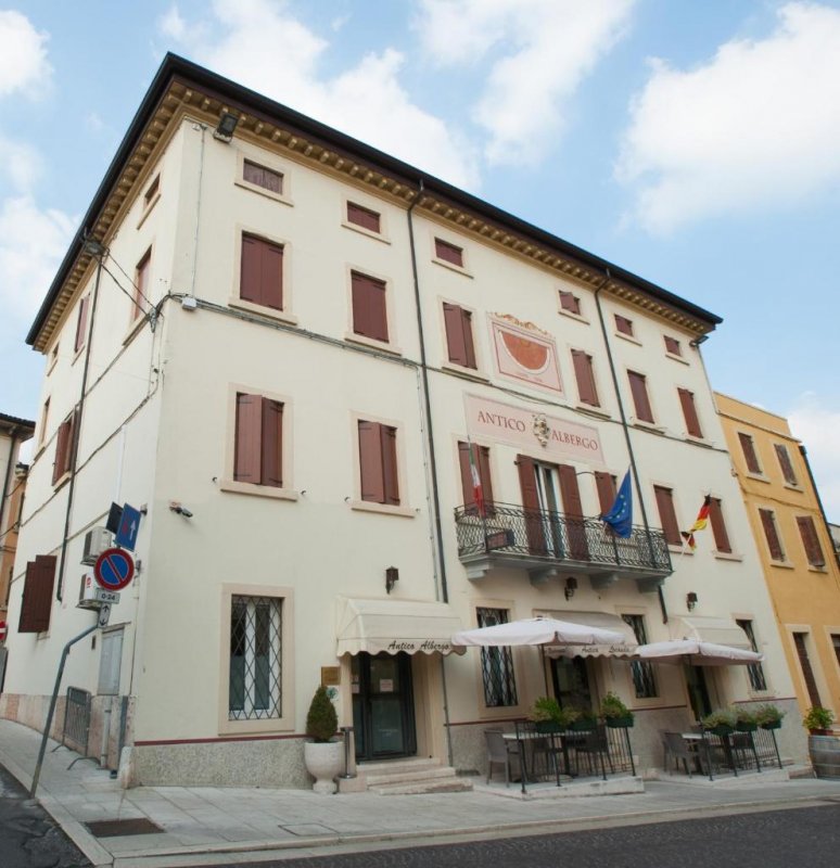 Doté d'un restaurant et offrant une vue sur la ville, l'Antico Albergo est situé à Negrar, à 12 km de la basilique San Zeno.