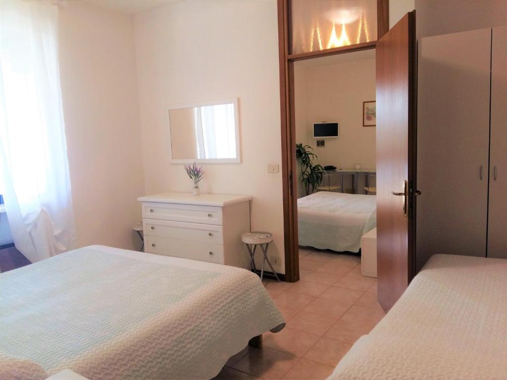 La Rama est un hôtel familial avec une piscine et un grand jardin. Il se trouve à 4 km de la ville de Lazise et des rives du lac de Garde.