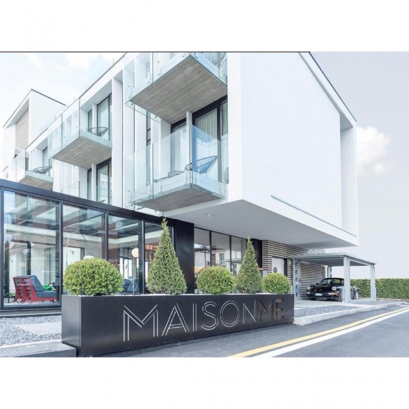 Only steps from the shores of Lake Garda, MaisonMe Boutique Hotel offers accommodation with lake view in Bardolino.