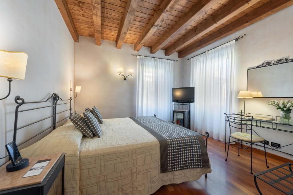 Situé dans le centre de Vérone, l'Hotel Marco Polo propose des chambres climatisées avec connexion Wi-Fi gratuite.