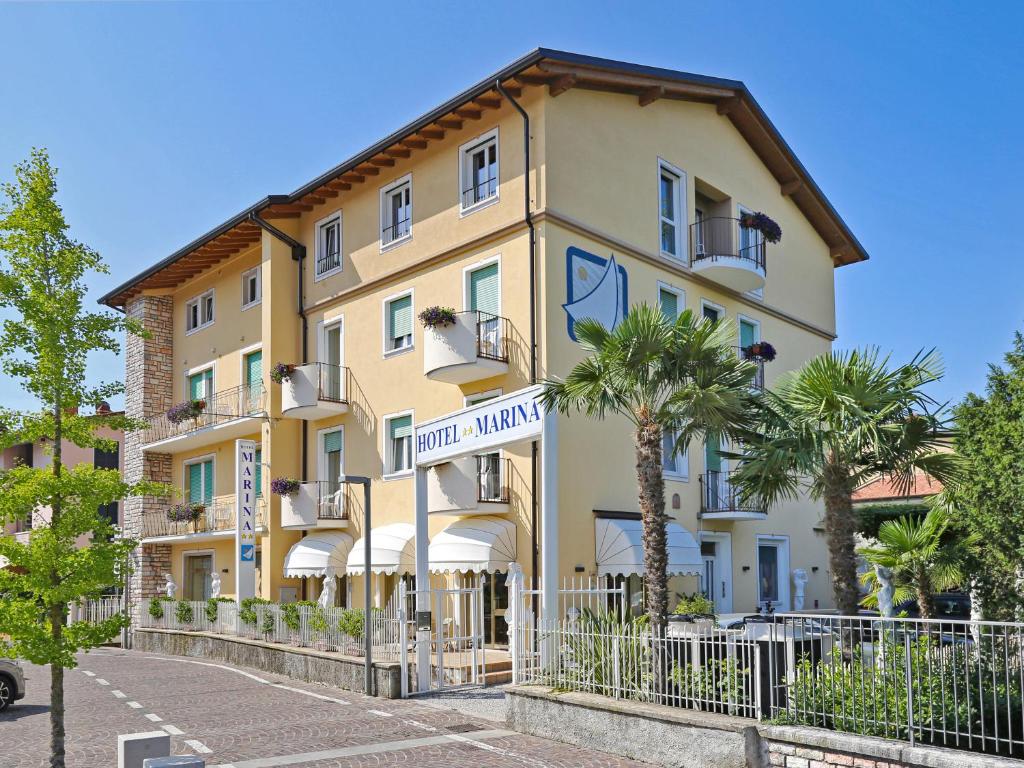 Situé à Bardolino, à 11 km de Gardaland, l'Hotel Marina propose un hébergement avec un jardin, un parking privé gratuit, une terrasse et un bar.
