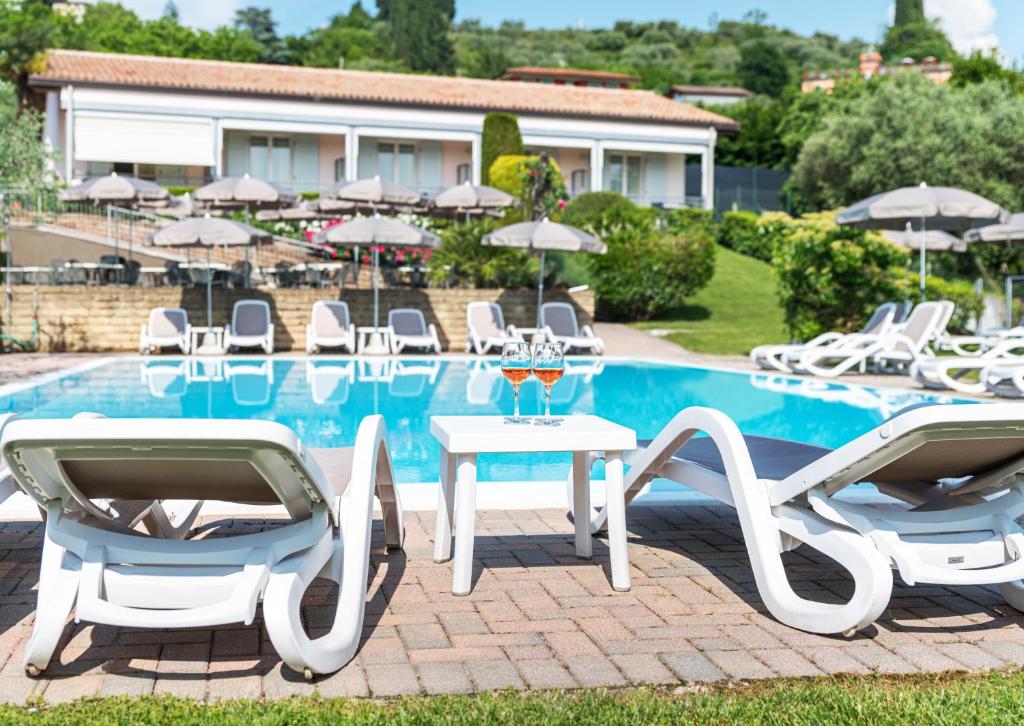 Doté d'une piscine extérieure, l'Hotel Mary Rose est situé à Lazise. Une connexion Wi-Fi est disponible gratuitement.
