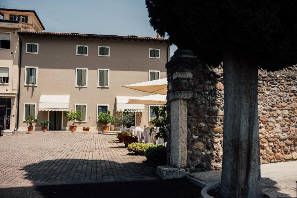 Situé à Castelnuovo del Garda, à 7,8 km de Gardaland, l'Albergo La Meridiana propose un hébergement avec un jardin, un parking privé gratuit,...