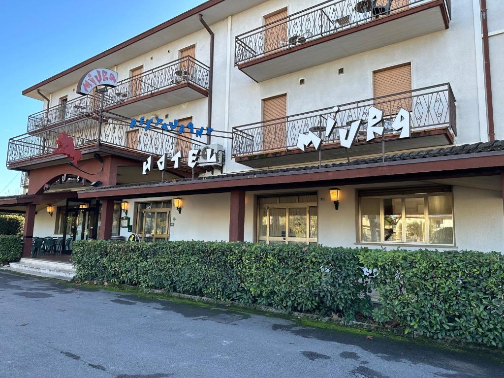 Situé à Cavalcaselle, à 3,5 km de Gardaland, l'Hotel Miura propose un hébergement avec un jardin, un parking privé gratuit, un salon commun et une terrasse.
