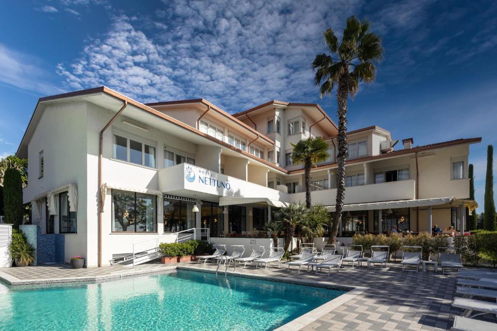 Set in the Riviera degli Olivi, Bardolino's Hotel Nettuno is right on the shores of Lake Garda.