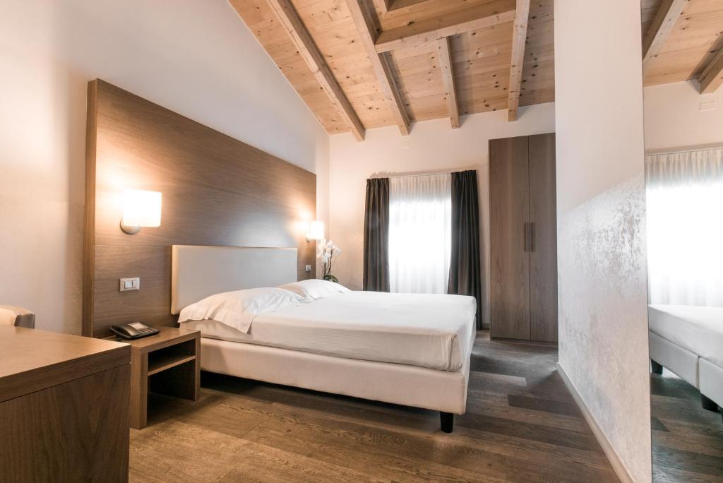 Das Hotel Operà liegt weniger als eine 5-minütige Fahrt vom Flughafen Verona Villafranca entfernt. Das neu erbaute Hotel bietet kostenfreie Parkplätze und eine Bar.