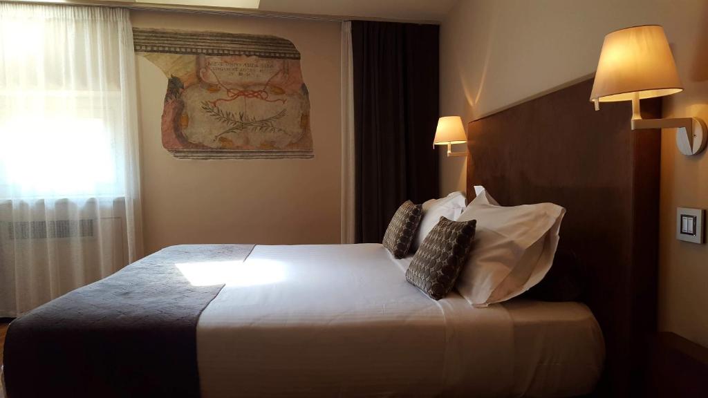 Offering elegant rooms with free WiFi and air conditioning, Palazzo Ai Capitani is in Peschiera del Garda centre.