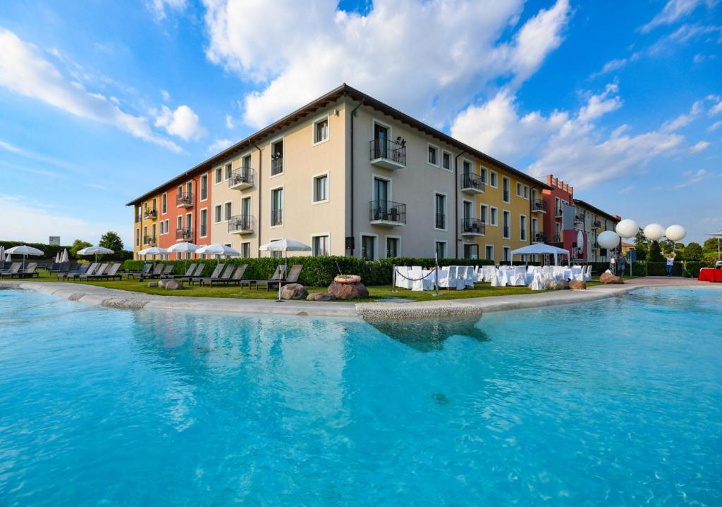 Surrounded by green parkland, TH Lazise - Hotel Parchi Del Garda offers a seasonal outdoor pool and a modern congress centre, 1.5 km from Lake Garda.