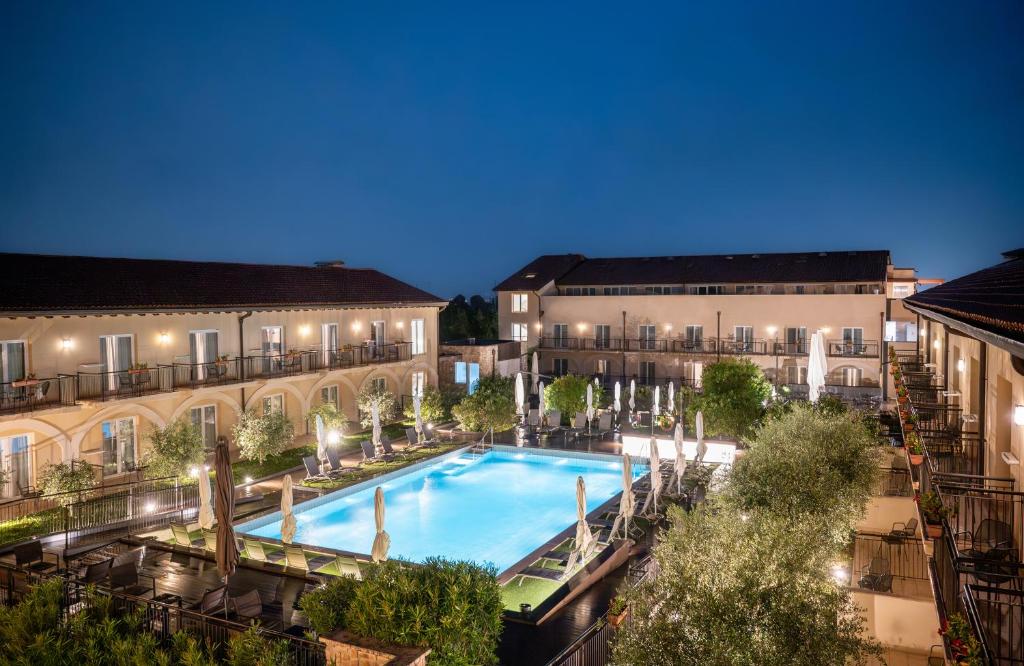 Leonardo Hotel Lago di Garda – Wellness and Spa est situé dans des vignobles près des rives du lac de Garde.